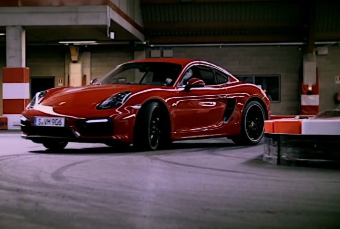 Porsche Cayman GTS sulla pista di Go-Kart [VIDEO]