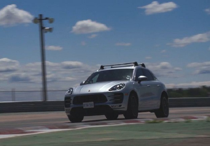 Porsche Macan spinta al limite in pista [VIDEO]