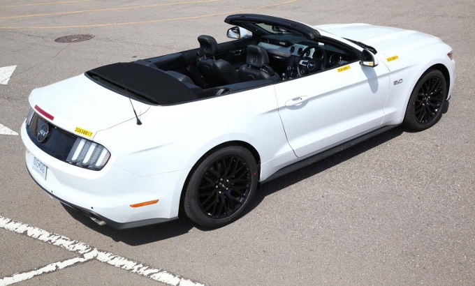 Ford Mustang, primi test della versione con guida a destra