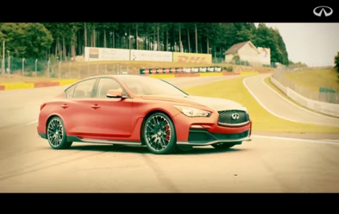 Infiniti Q50 Eau Rouge sulla pista di Spa-Francorchamps con Sebastian Vettel