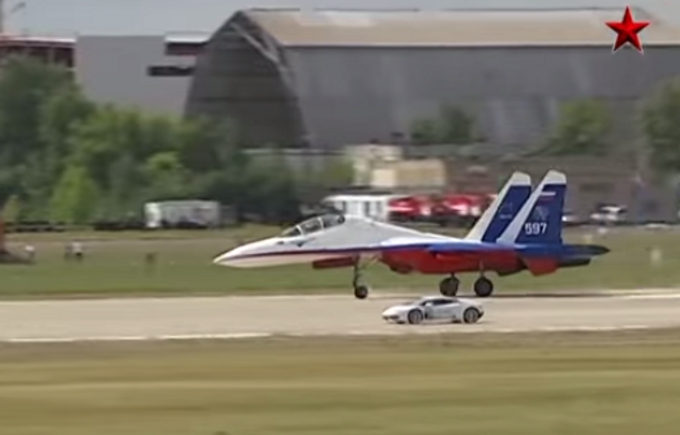 Lamborghini Huracan VS Jet Fighter in Russia