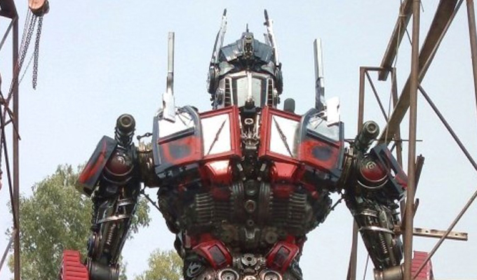 Transformers: un Optimus Prime a grandezza naturale fatto di rottami