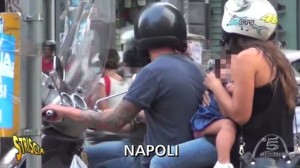 A Napoli in quattro sul motorino, il servizio denuncia di “Striscia la Notizia”