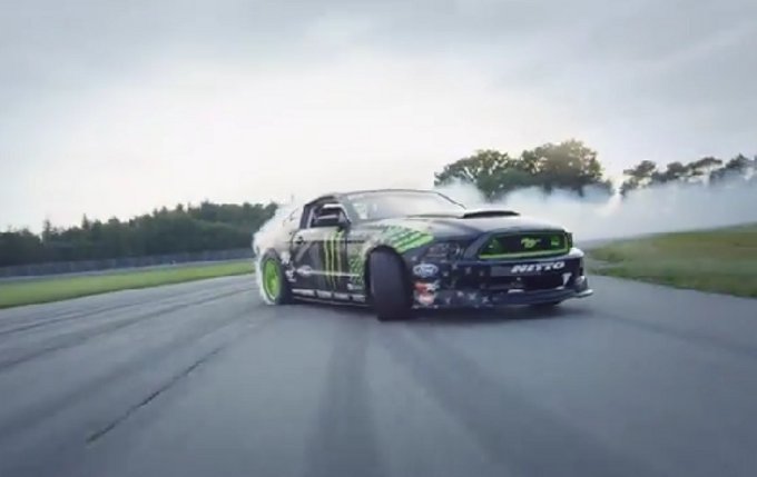 Ford Mustang RTR, drifting in pista [Video]
