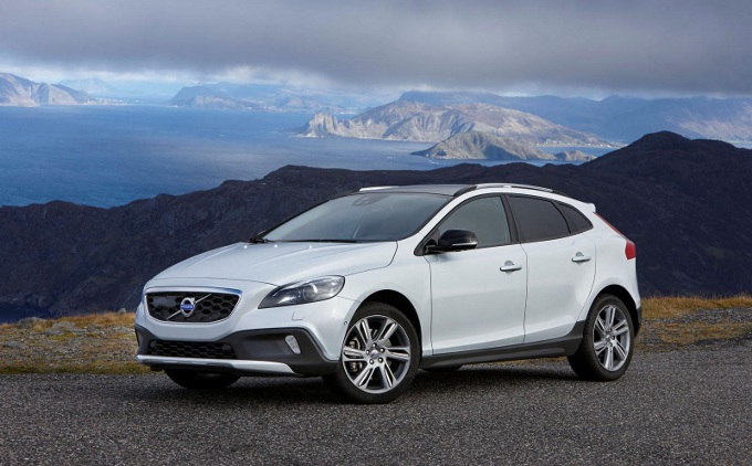 Volvo V40 Cross Country, nuovo motore T5 e trazione integrale