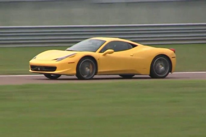 Ferrari 458 Italia, prove di scatti da fermo sulla pista di Fiorano [VIDEO]