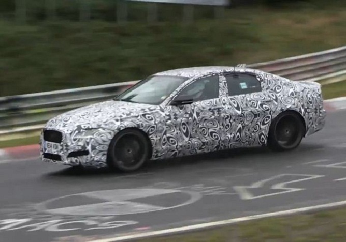 Nuova Jaguar XF filmata sul bagnato al Nürburgring [VIDEO SPIA]