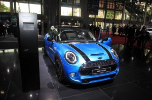 MINI 5 porte 2015, stile e praticità al Salone di Parigi [FOTO LIVE]