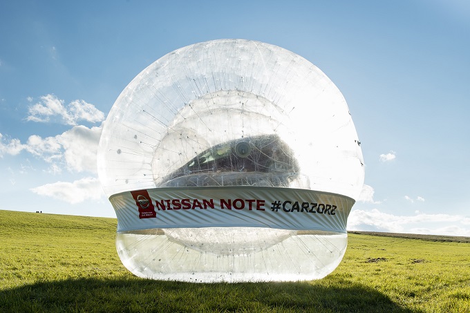 Nissan Note, per promuovere il Safety Shield si mette a fare zorbing