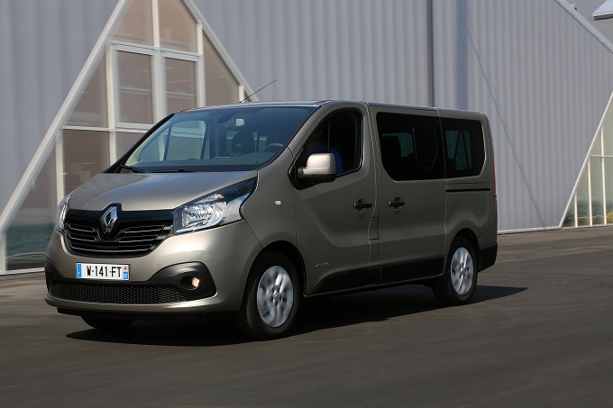 Nuovo Renault Trafic Passenger, design robusto e dimensioni generose