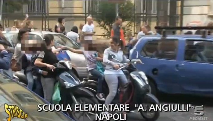 In motorino in tre o in quattro coi bambini senza casco, “Striscia la Notizia” torna a Napoli