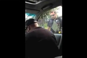America, in macchina senza cintura: la polizia usa la pistola elettrica