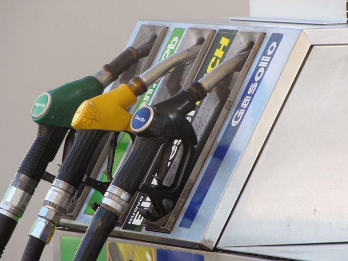 Carburanti, a settembre consumi in crescita mentre frena il ribasso dei prezzi