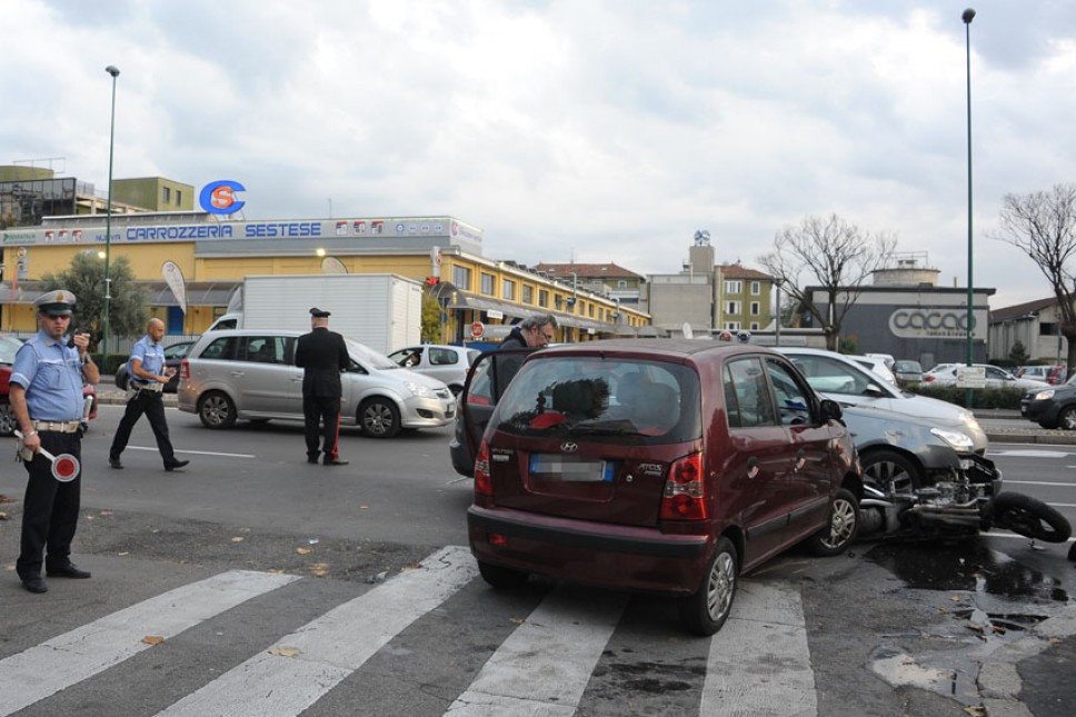 Le rubano la borsa ma lei li insegue e li atterra con la macchina