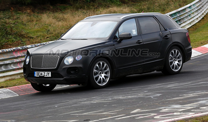 Bentley, beccato il nuovo SUV lungo le curve del Nürburgring [FOTO SPIA]