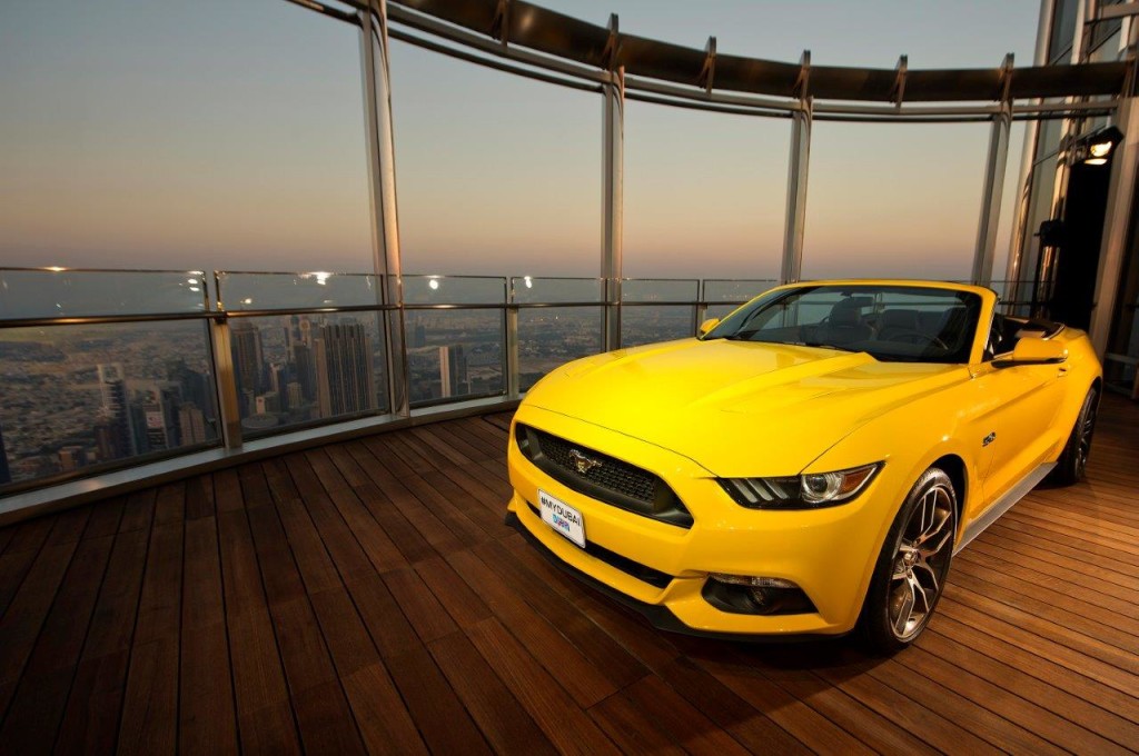 La Ford Mustang vola alto fino alla cima del Burj Khalifa di Dubai