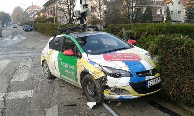 L’auto di Google Maps Street View finisce fuori strada in Serbia