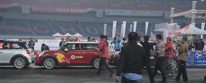 Parcheggio in parallelo ad alta velocità, Han Yue stabilisce il nuovo Guinness World Record [VIDEO]