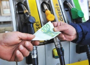 Le imposte sui carburanti potrebbero aumentare di 8 cent al litro