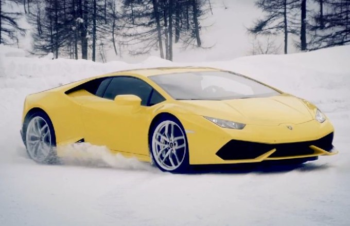 Lamborghini Huracan drifta sul ghiaccio per lanciare la Winter Accademia 2015 del Toro [VIDEO]