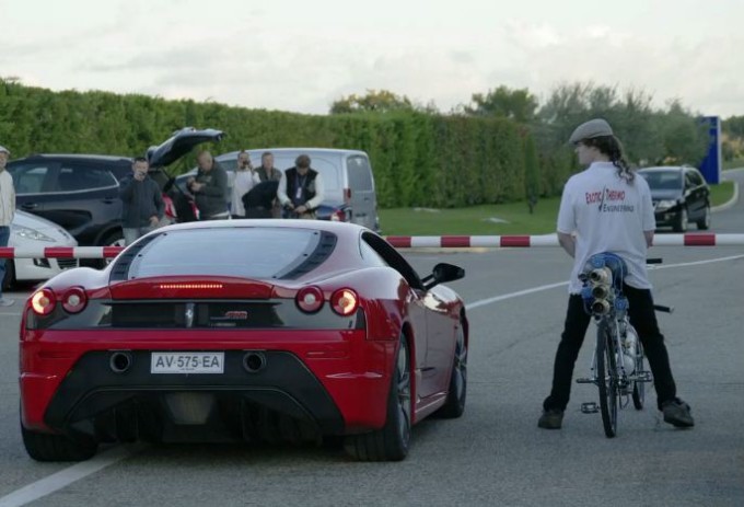 Ferrari F430 battuta in velocità dalla super-bicicletta che sfreccia a 333 km/h [VIDEO]