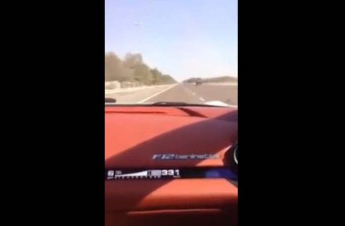 Sebastian Vettel (forse) alla guida della Ferrari F12berlinetta in strada a 350 km/h [VIDEO]