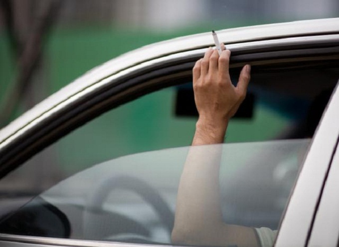 Fumare in macchina: in Gran Bretagna presto potrebbe essere vietato per legge