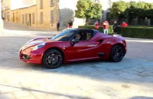 Alfa Romeo 4C Spider beccata sulle strade spagnole [VIDEO SPIA]