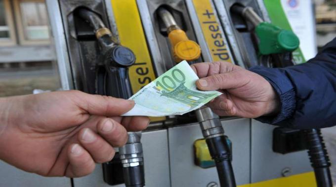 Benzina, tutti i consigli per risparmiare