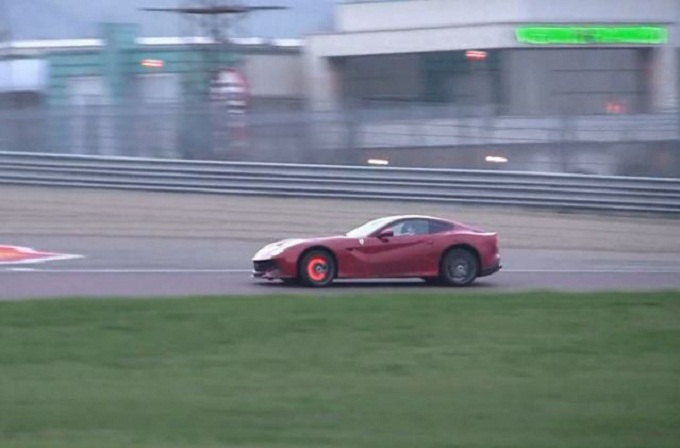 Ferrari F12 Berlinetta: fuoco e fiamme in pista a Fiorano [VIDEO]