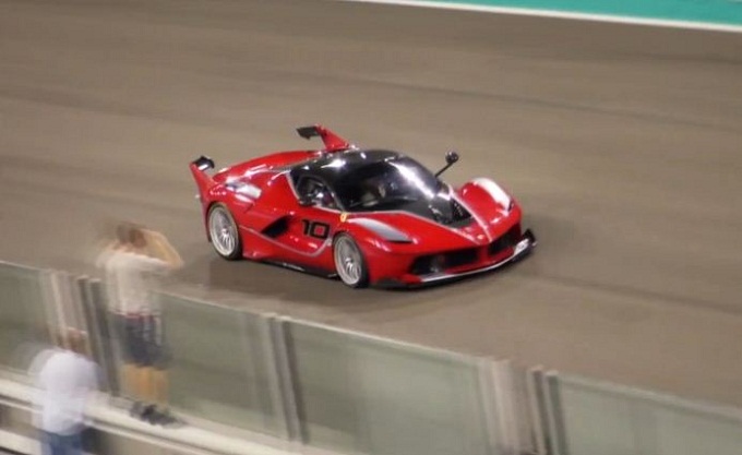 Ferrari FXX K, il mostro ruggisce prepotente in pista [VIDEO]