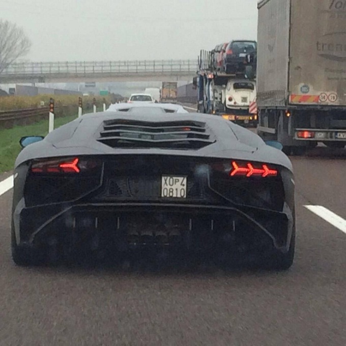 Lamborghini Aventador SuperVeloce: spiata durante un test in strada