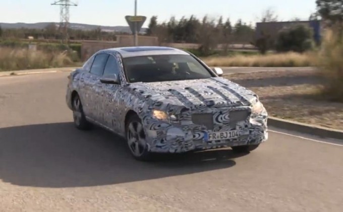 Mercedes Classe E MY 2016 beccata in movimento [VIDEO SPIA]