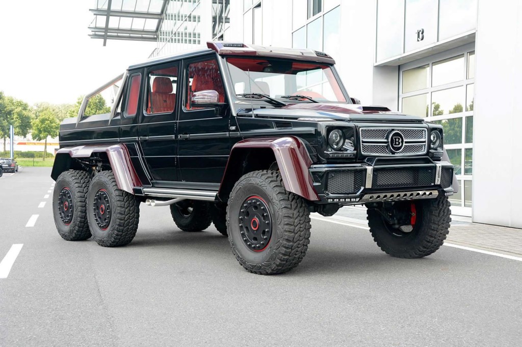 Mercedes G63 AMG 6×6, Brabus la riveste col body kit in fibra di carbonio rosso ciliegia [FOTO]