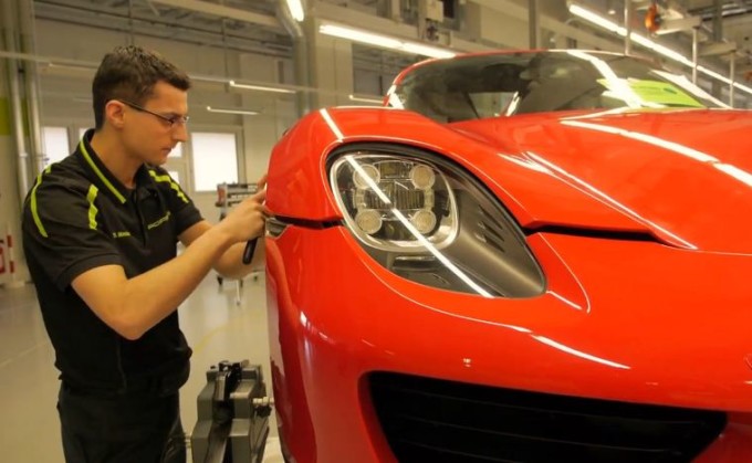 Porsche 918 Spyder: viaggio nella produzione della supercar di Stoccarda [VIDEO]