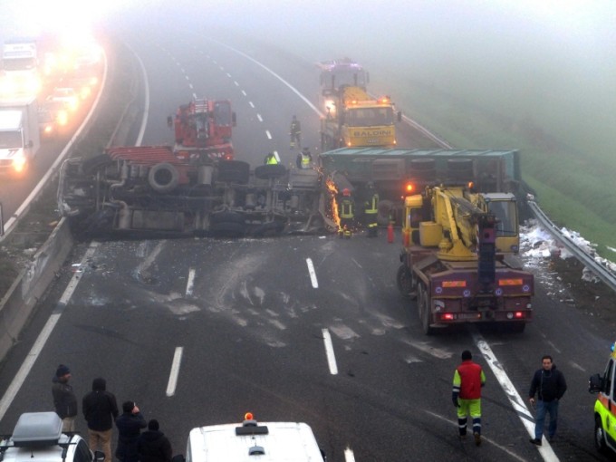 Tir si ribalta sull’A14 tra Faenza e Forlì, traffico in tilt per diverse ore