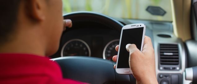 Cellulare alla guida: vigili in borghese pronti a multare gli automobilisti