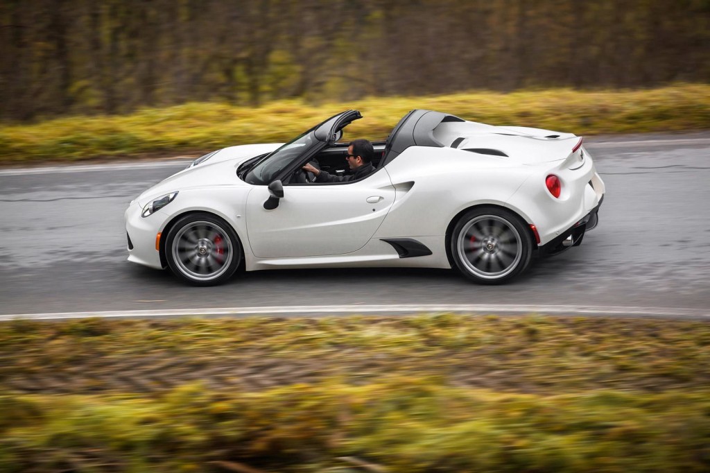 Alfa Romeo 4C Spider: caratteristiche e foto ufficiali della scoperta del Biscione al Salone di Detroit 2015