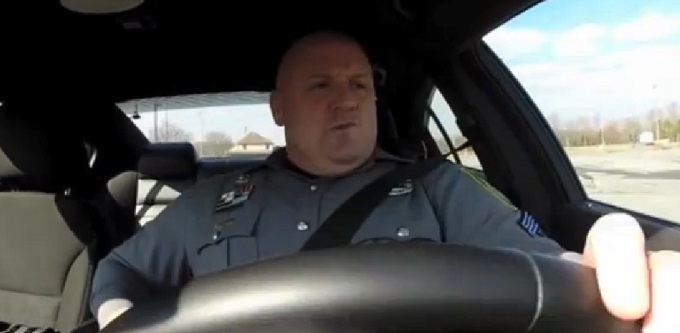 Poliziotto di Dover canta e balla alla guida della sua auto [Video da YouTube]