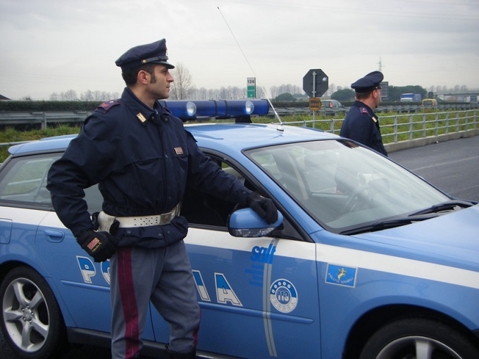 Allacciate le cinture, la polizia stradale inizia i controlli “ad ... La polizia