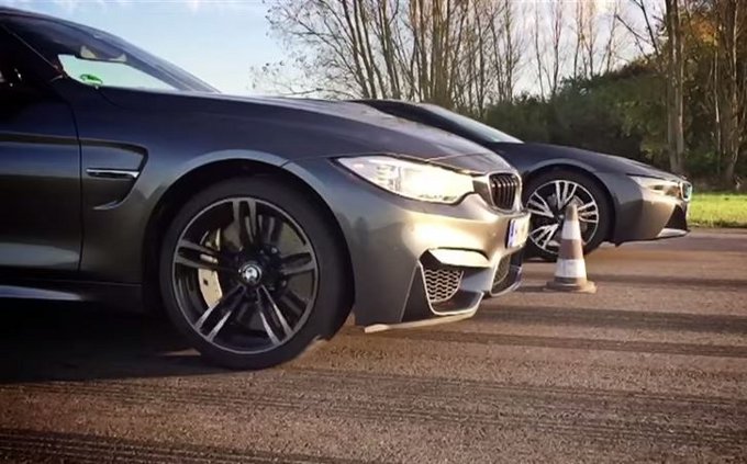 BMW M4 Coupé vs i8, drag race tra bavaresi tradizionale e ibrida