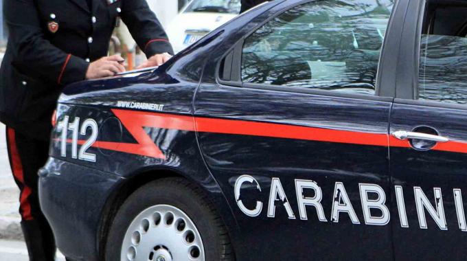 Cammina a piedi in strada col cellulare, multata dai carabinieri