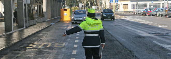 Su Facebook si vanta di guidare senza patente, ma la polizia legge e lo incastra