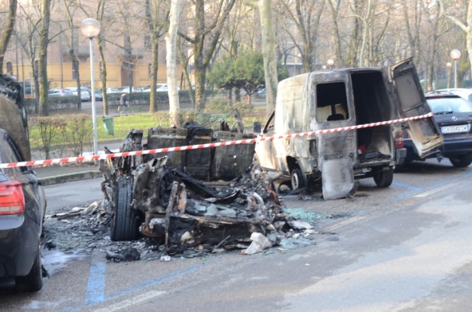 Modena, a fuoco due auto e un furgone: le due vetture sono del calciatore Biondini e dello youtuber Francesco Sole