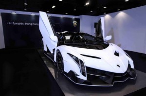 Lamborghini Veneno Roadster: un esemplare di colore bianco esposto a Hong Kong