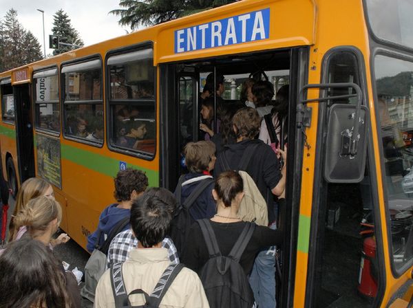 Autista di autobus colto da malore dopo insulti da parte di studenti