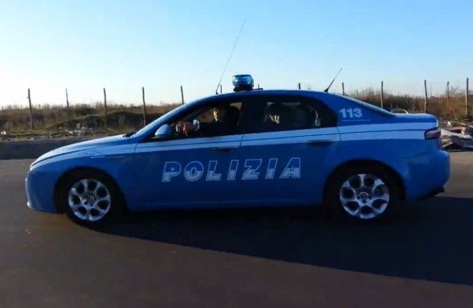 Roma, nomadi sfrecciano al volante di un’auto della Polizia filmando le sgommate tra le risate [VIDEO]