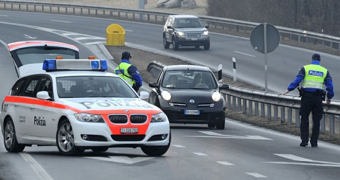 Due poliziotti italiani inseguono fuggitivo in Svizzera e si ritrovano in caserma