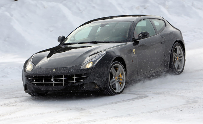 La Ferrari FF sulle nevi delle Dolomiti [foto e video]