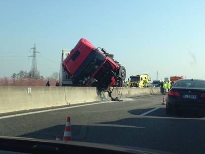 A1 Milano-Napoli: si rovescia tir. Autostrada chiusa per più di tre ore